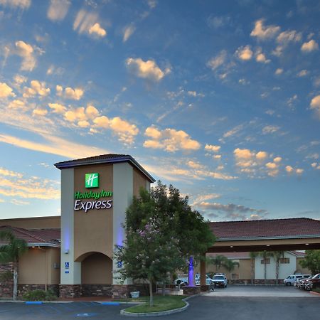 Holiday Inn Express Oakdale, An Ihg Hotel Exterior photo