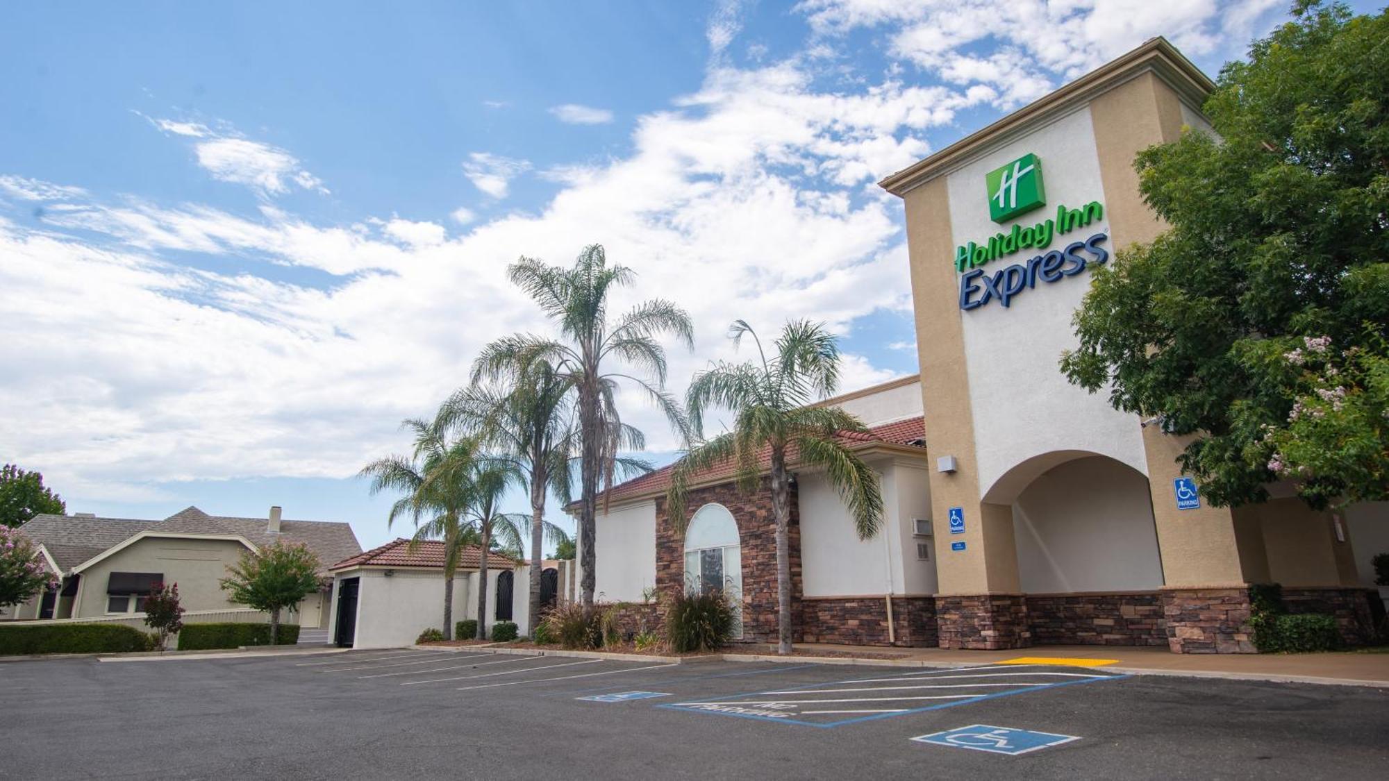 Holiday Inn Express Oakdale, An Ihg Hotel Exterior photo