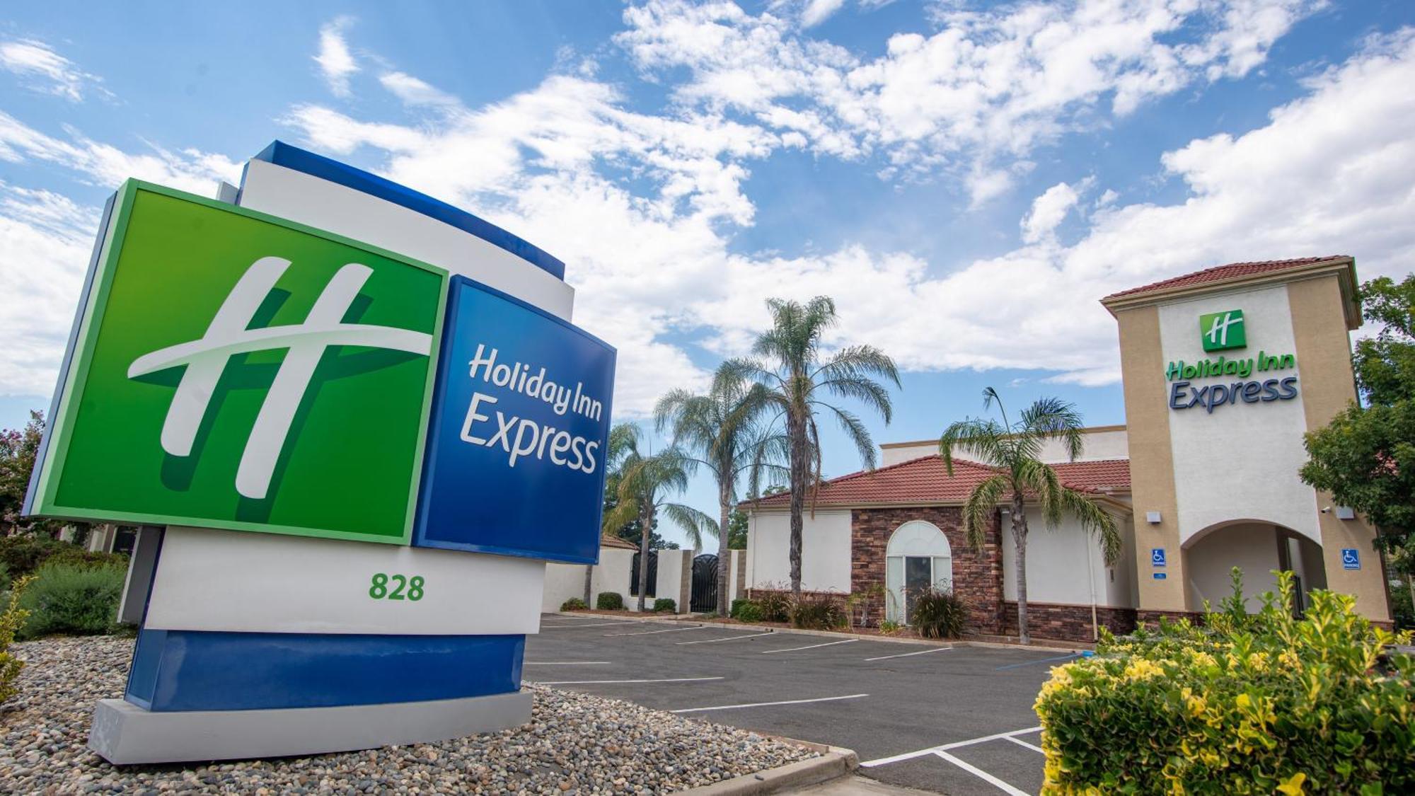 Holiday Inn Express Oakdale, An Ihg Hotel Exterior photo